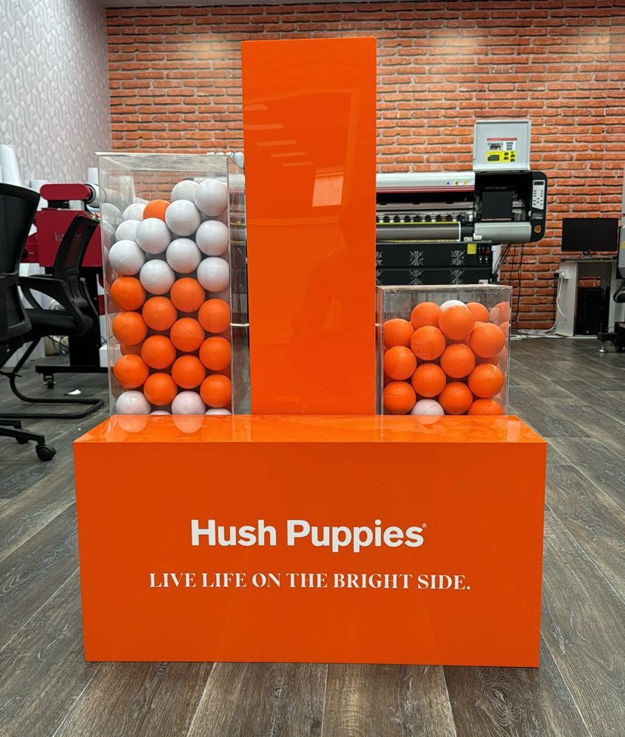 Custom acrylic fabrication showing precision-cut acrylic panels used for signage, displays, and branding installations in UAE.